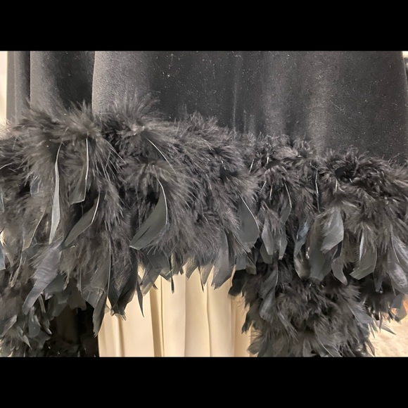 Very Unusual Black wrap/shawl with feathers - Picture 7 of 8